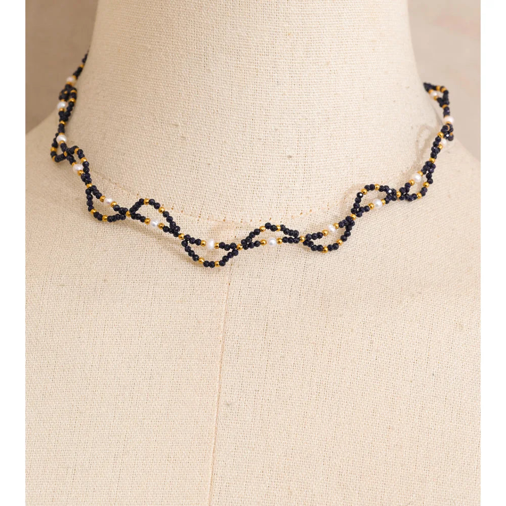 Pearl natural stone beaded necklace in gold-plated stainless steel with pearl and natural stone.