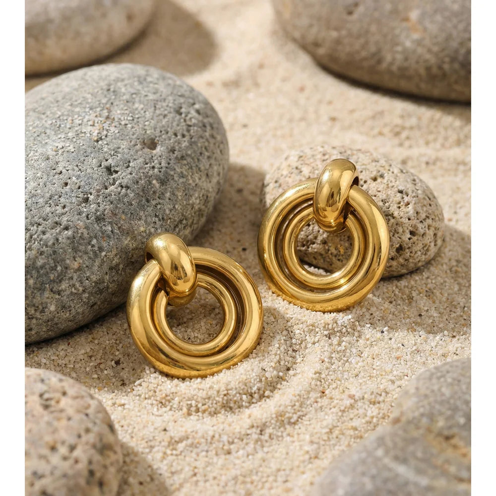 Geometric earrings in gold-plated stainless steel.
