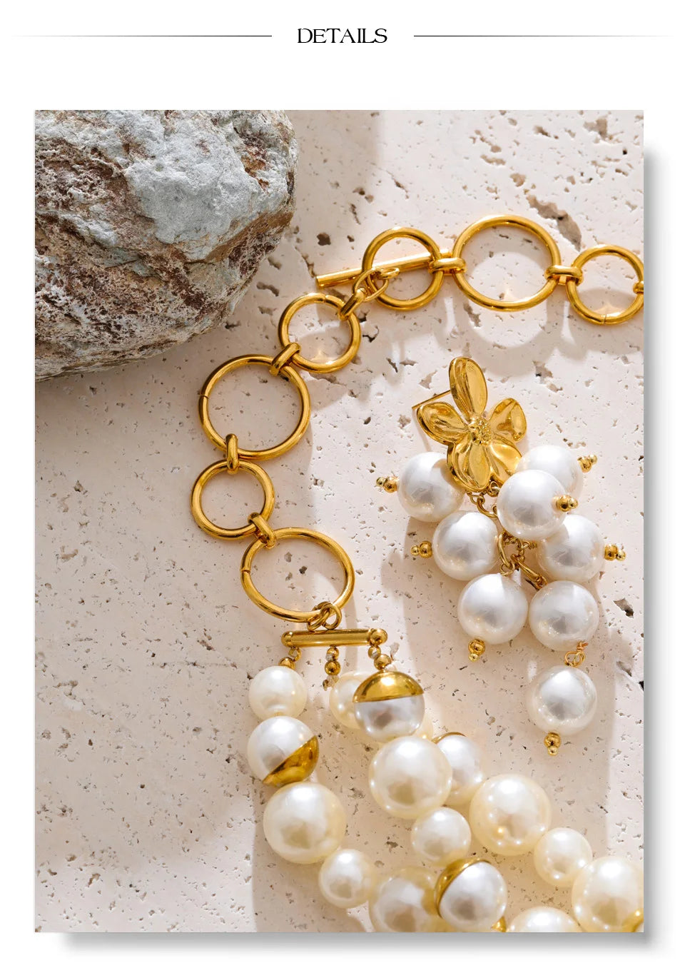 Pearl beaded geometric earrings in gold-plated stainless steel with pearl.
