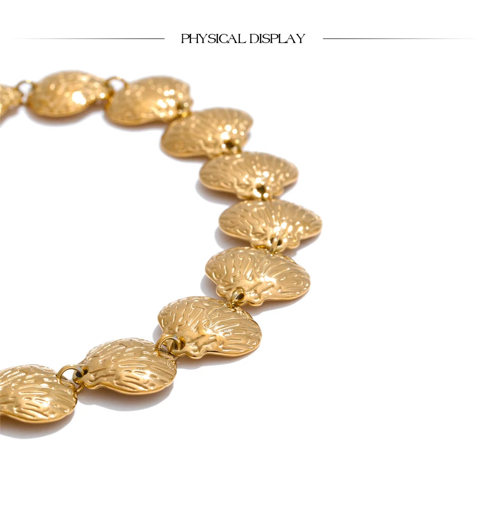 Shell hammered geometric necklace in gold-plated stainless steel with shell.