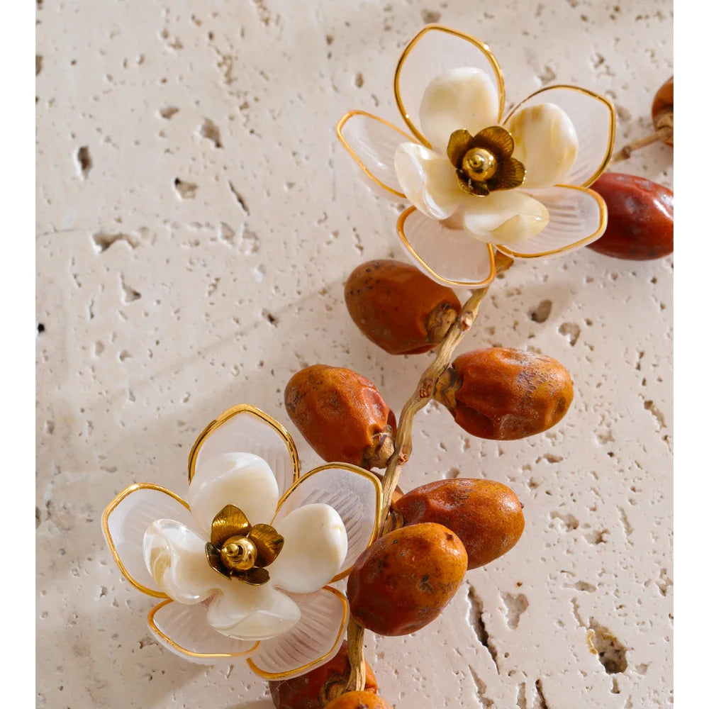 Resin flower earrings in gold-plated stainless steel with resin.