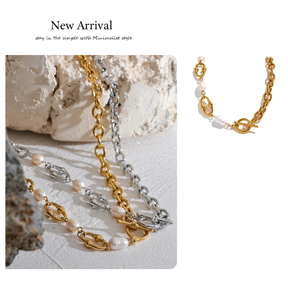 Freshwater pearl geometric chain necklace in gold-plated stainless steel with freshwater pearl.