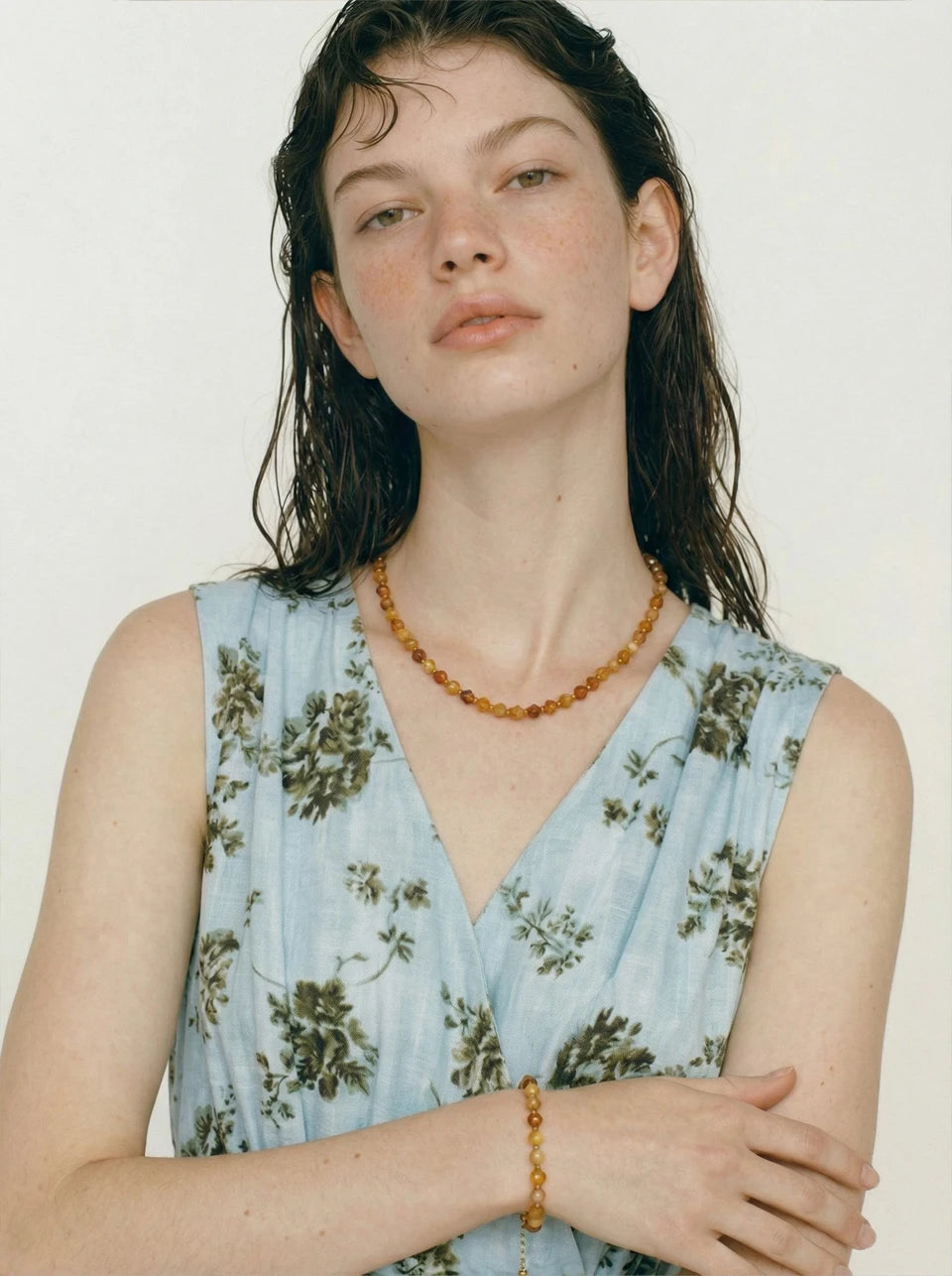 Natural stone beaded multi-color necklace in gold-plated stainless steel with natural stone.