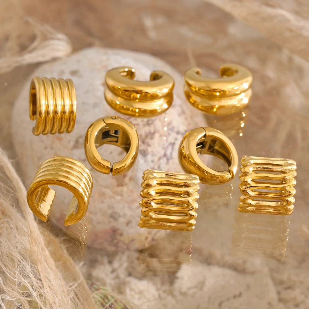 Geometric earrings in gold-plated stainless steel.