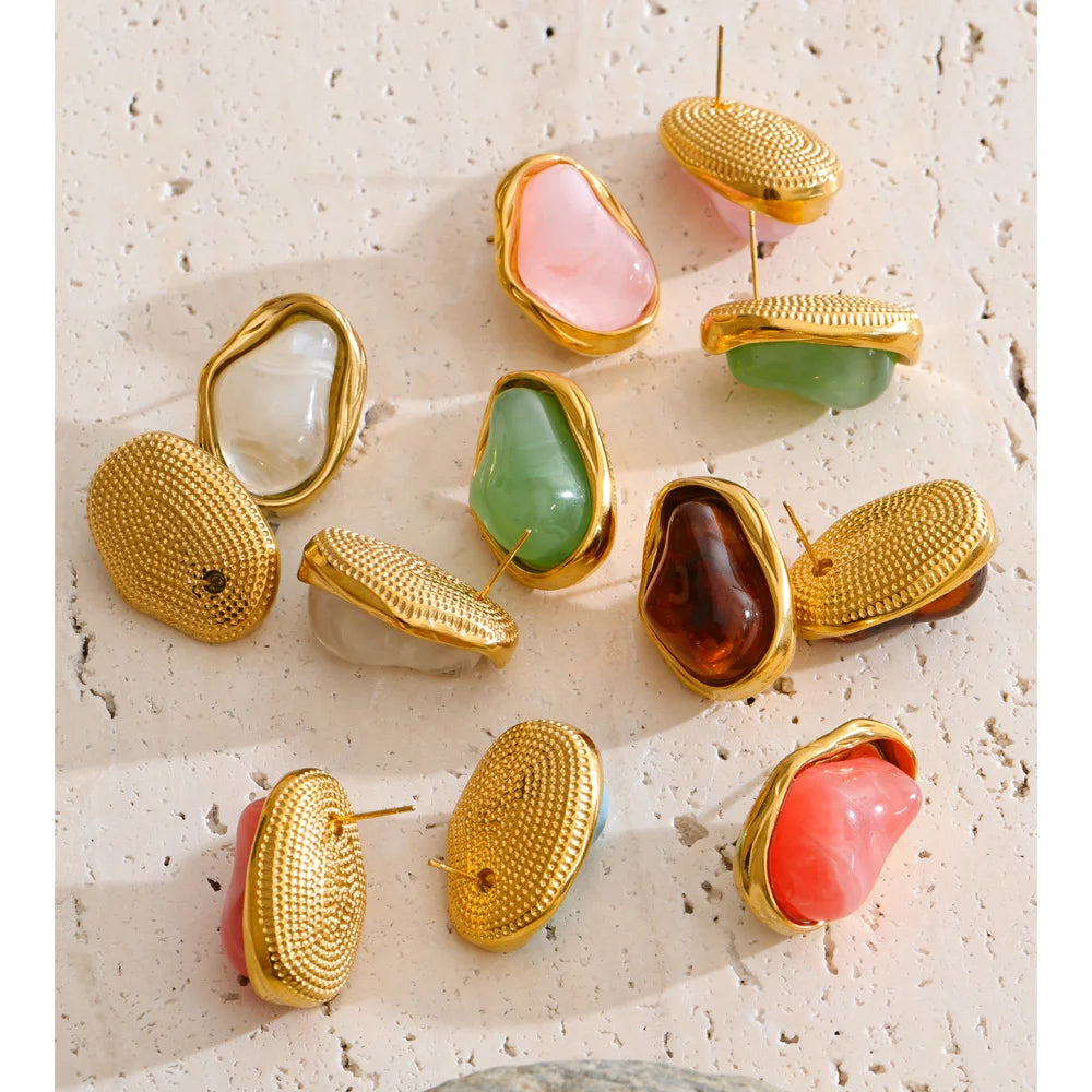 Resin acrylic geometric earrings in gold-plated stainless steel with resin and acrylic.