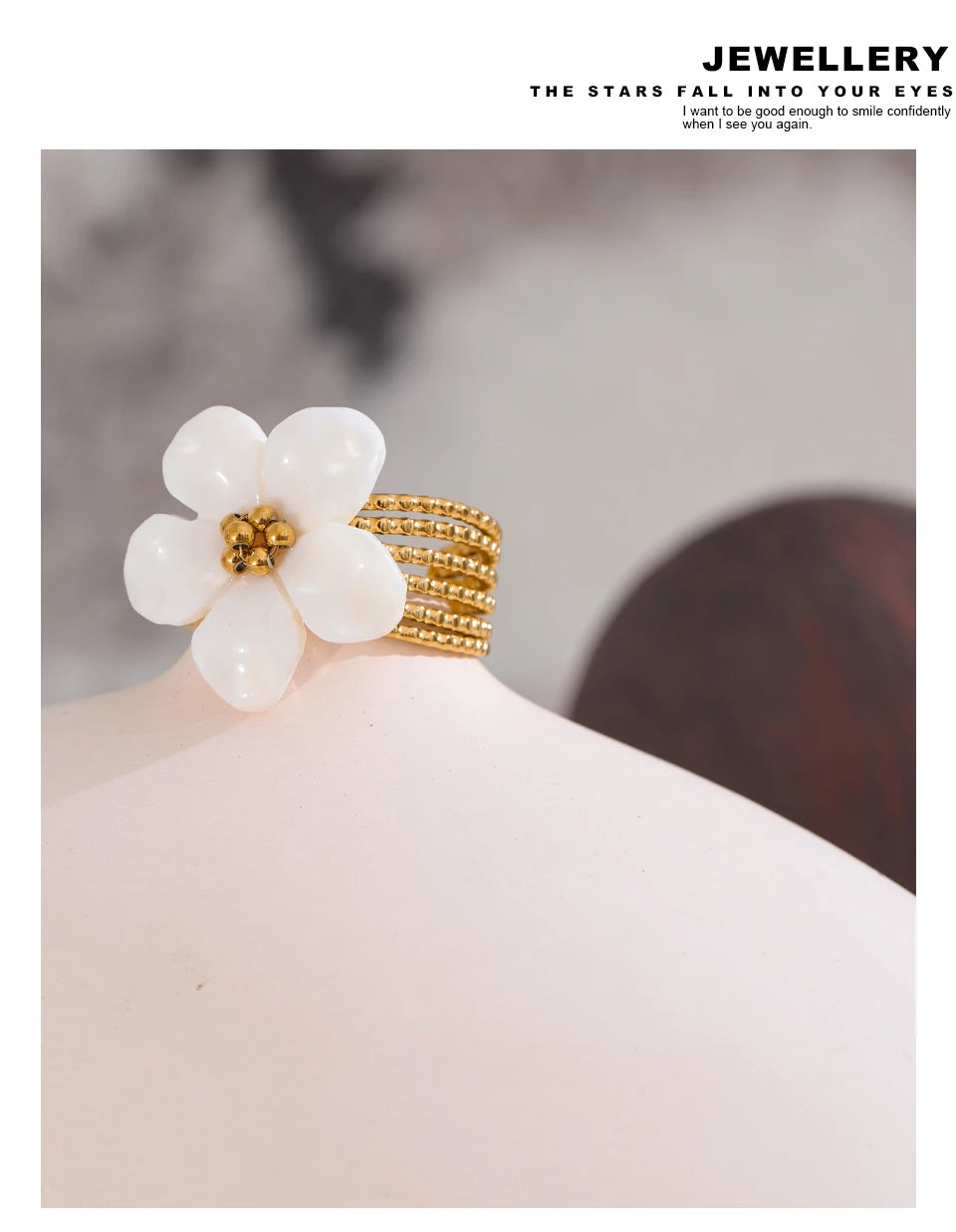 Shell flower ring in 18K gold-plated stainless steel with shell.