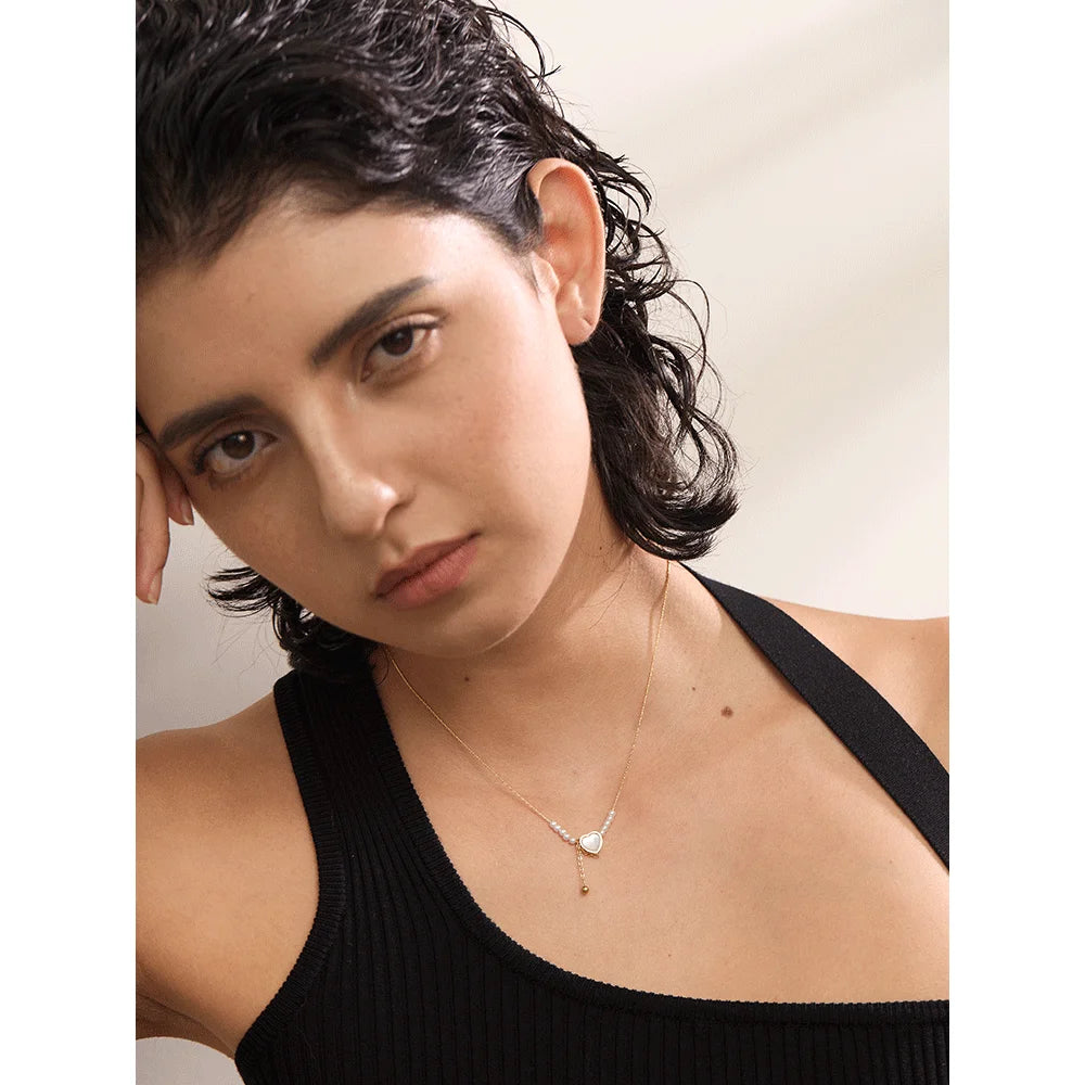 Pearl natural stone heart necklace in gold-plated stainless steel with pearl and natural stone.