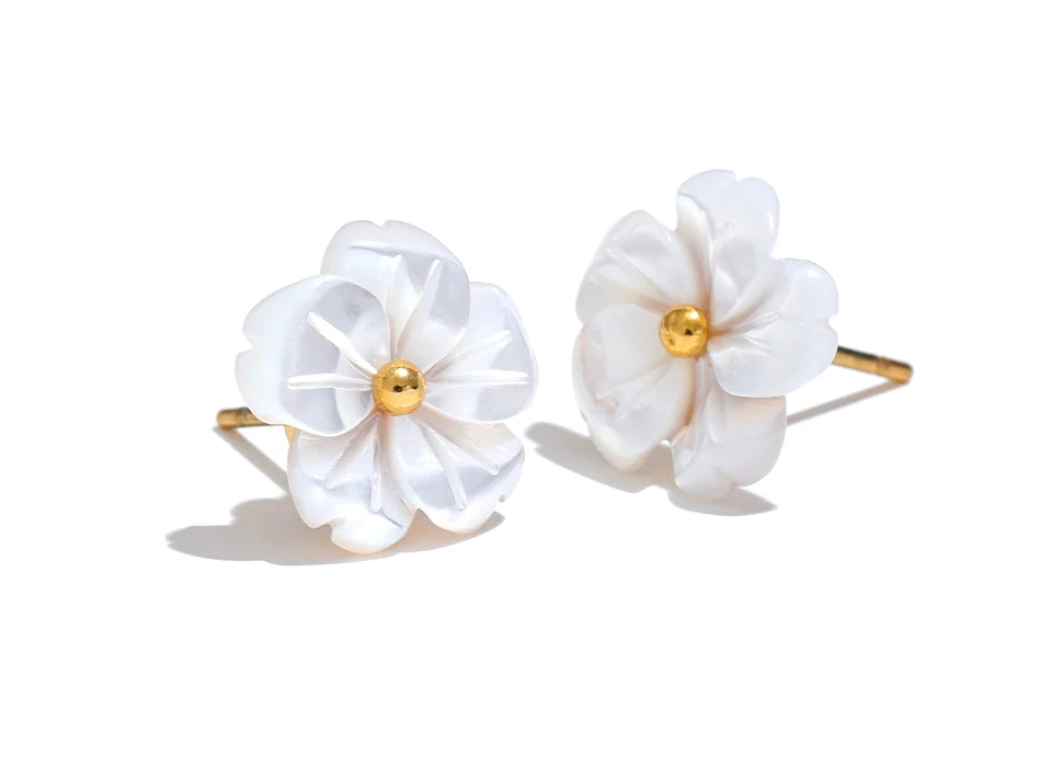 Shell flower earrings in gold-plated stainless steel with shell.