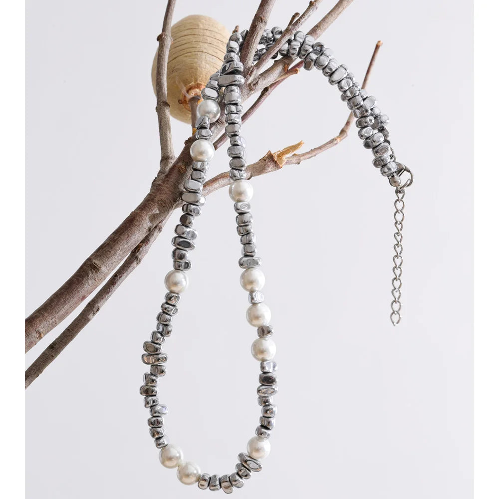 Pearl beaded geometric necklace in gold-plated stainless steel with pearl.