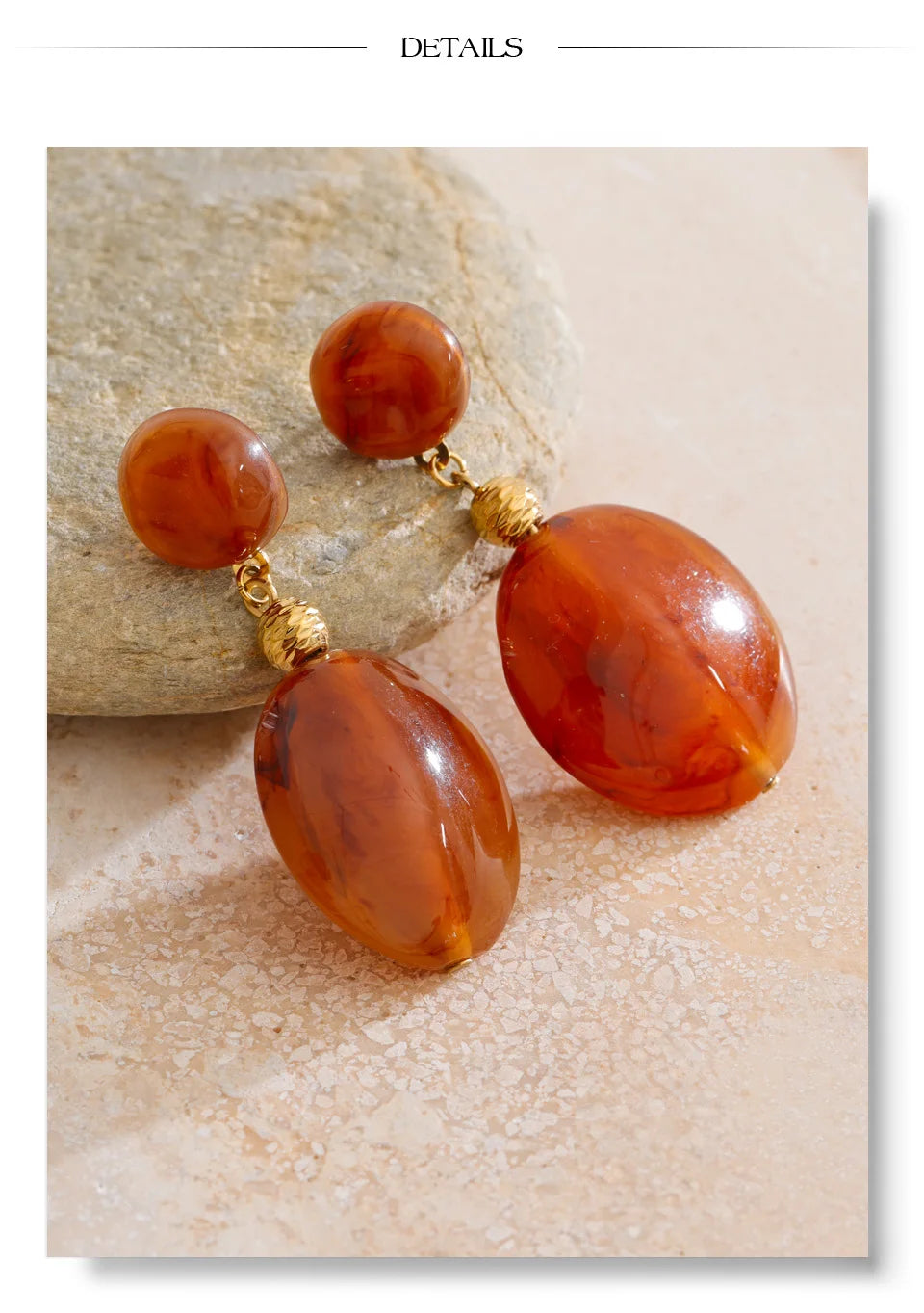 Resin geometric earrings in gold-plated stainless steel with resin.