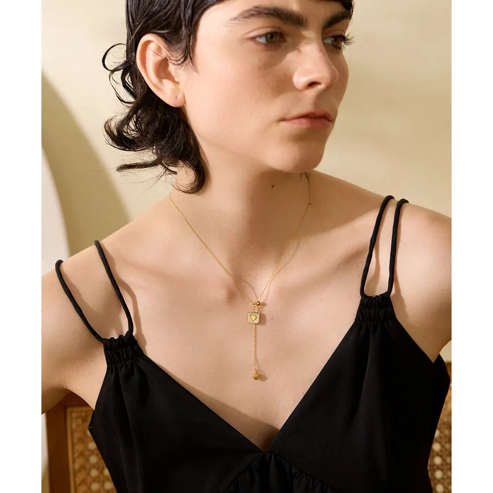 Shell heart geometric necklace in gold-plated stainless steel with shell.