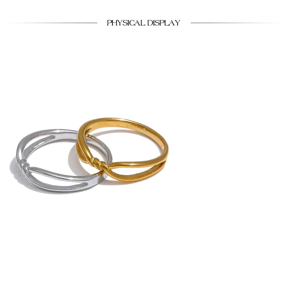 Minimalist geometric ring in 18K gold-plated stainless steel.