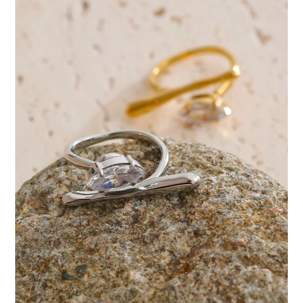 Cubic zirconia geometric ring in 18K gold-plated stainless steel with cubic zirconia.