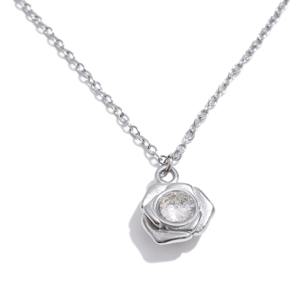Cubic zirconia flower necklace in gold-plated stainless steel with cubic zirconia.