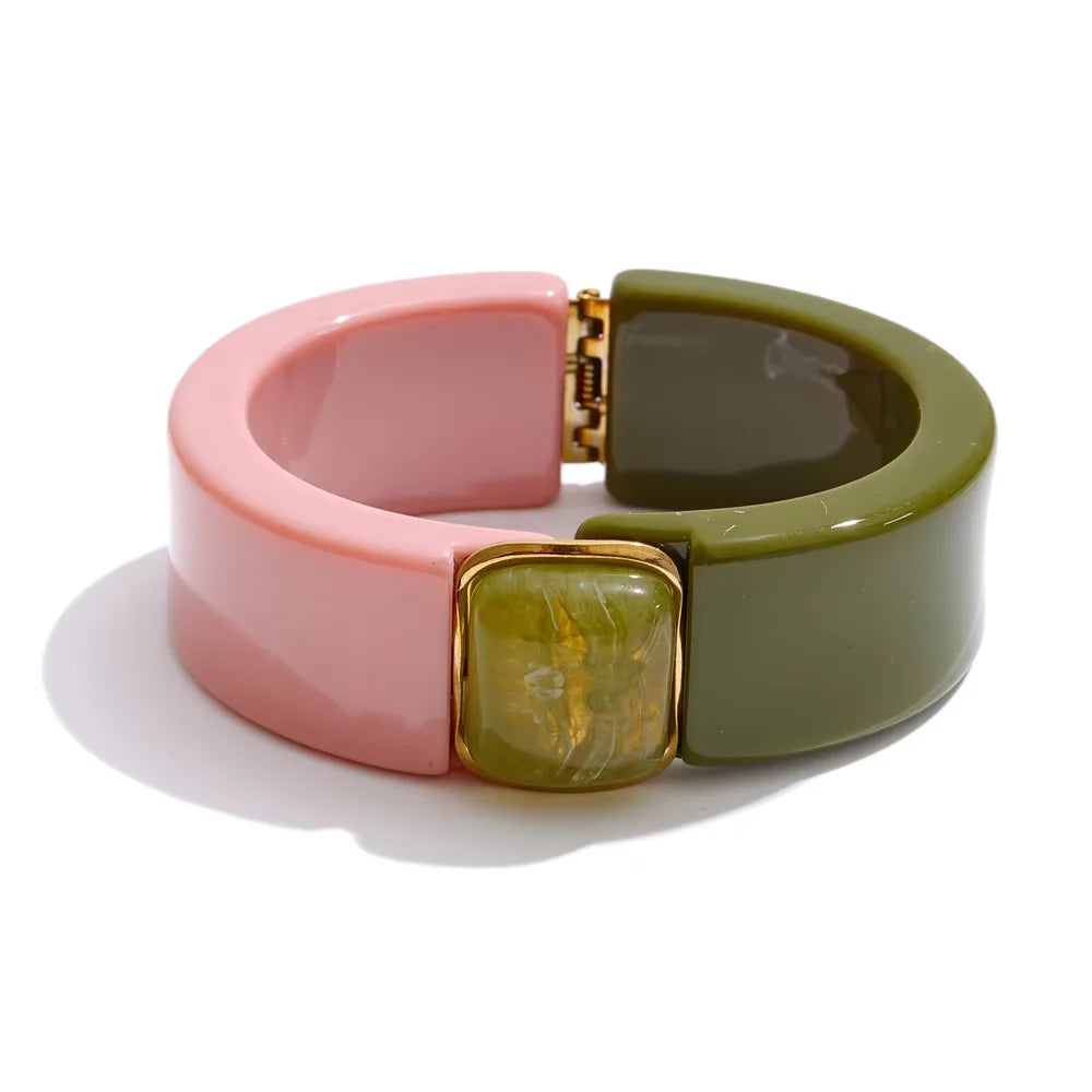 Green acrylic geometric bracelet in gold-plated stainless steel with acrylic.