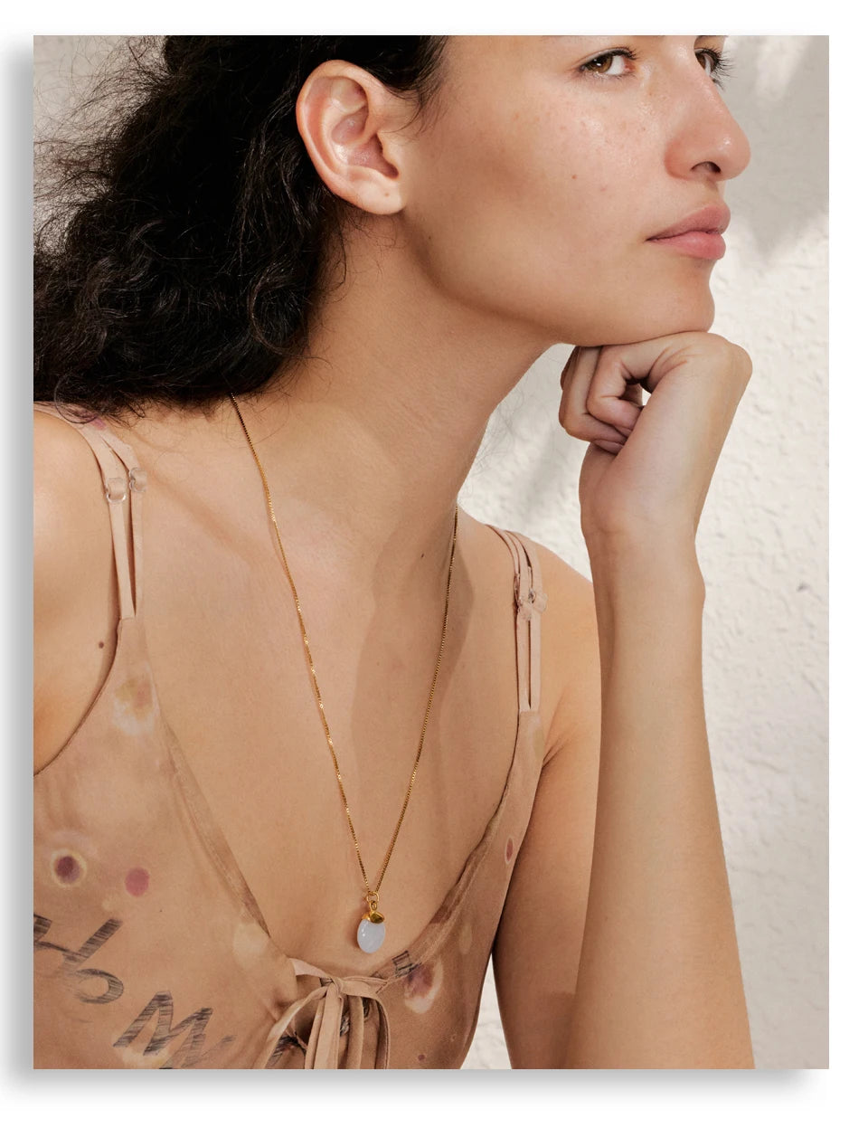 White natural stone geometric necklace in gold-plated stainless steel with natural stone.