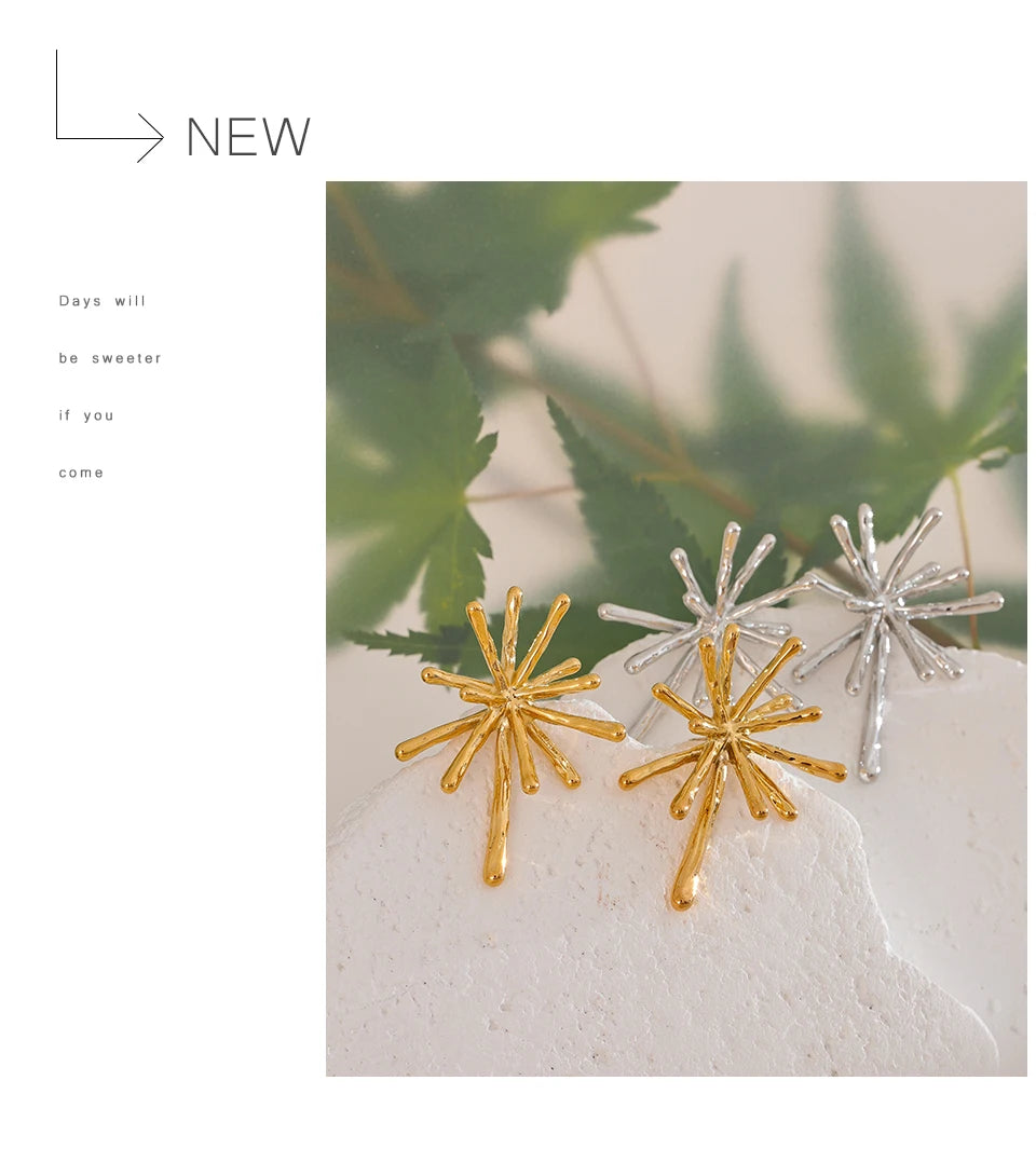 Hammered geometric earrings in gold-plated 316L stainless steel.