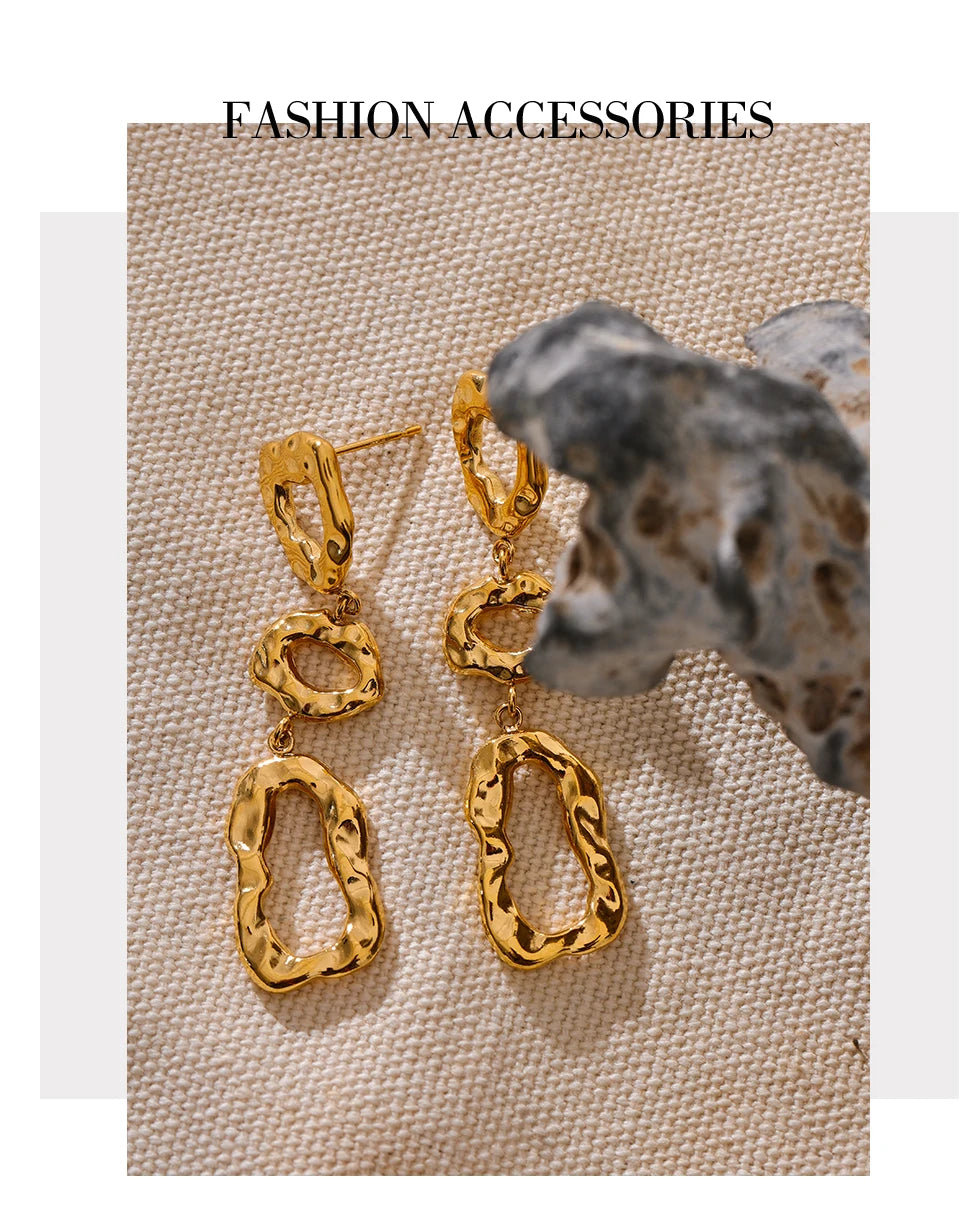 Geometric earrings in gold-plated 316L stainless steel.