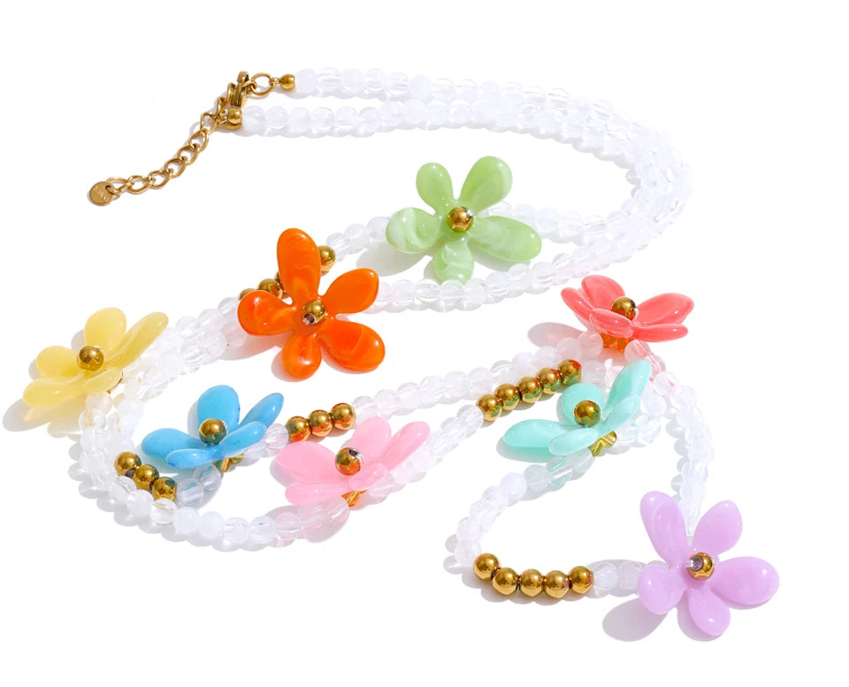 Pearl resin flower necklace in gold-plated stainless steel with pearl and resin.