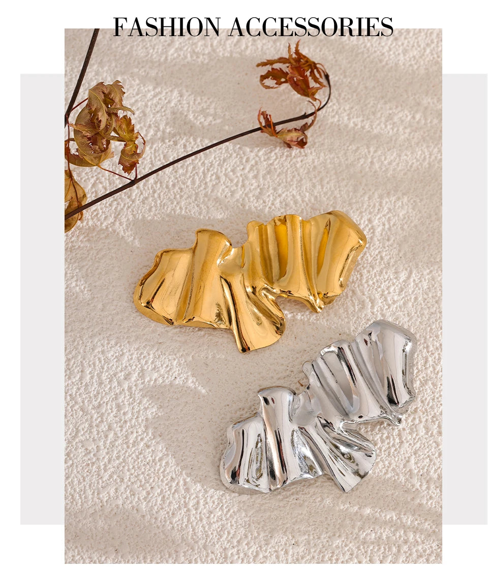 Geometric brooch in 18K gold-plated stainless steel.