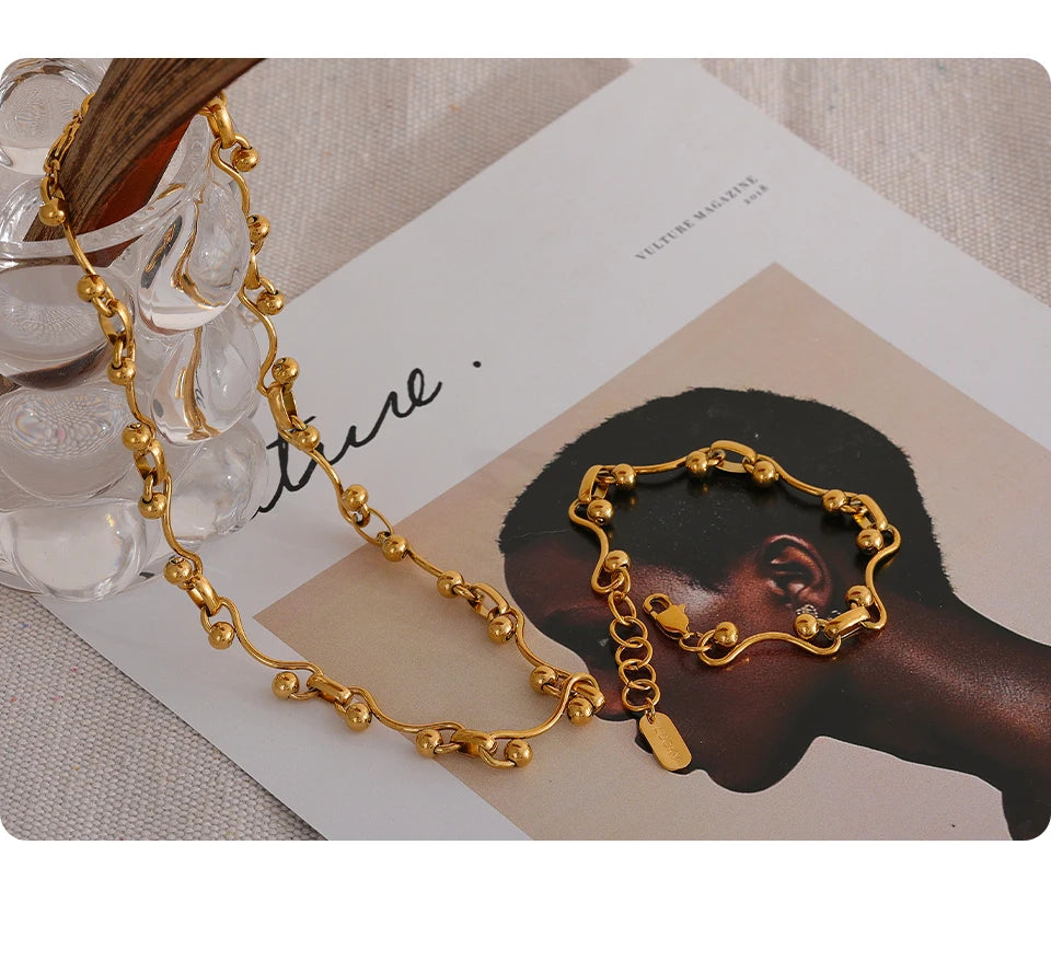 Geometric chain necklace in 18K gold-plated stainless steel.