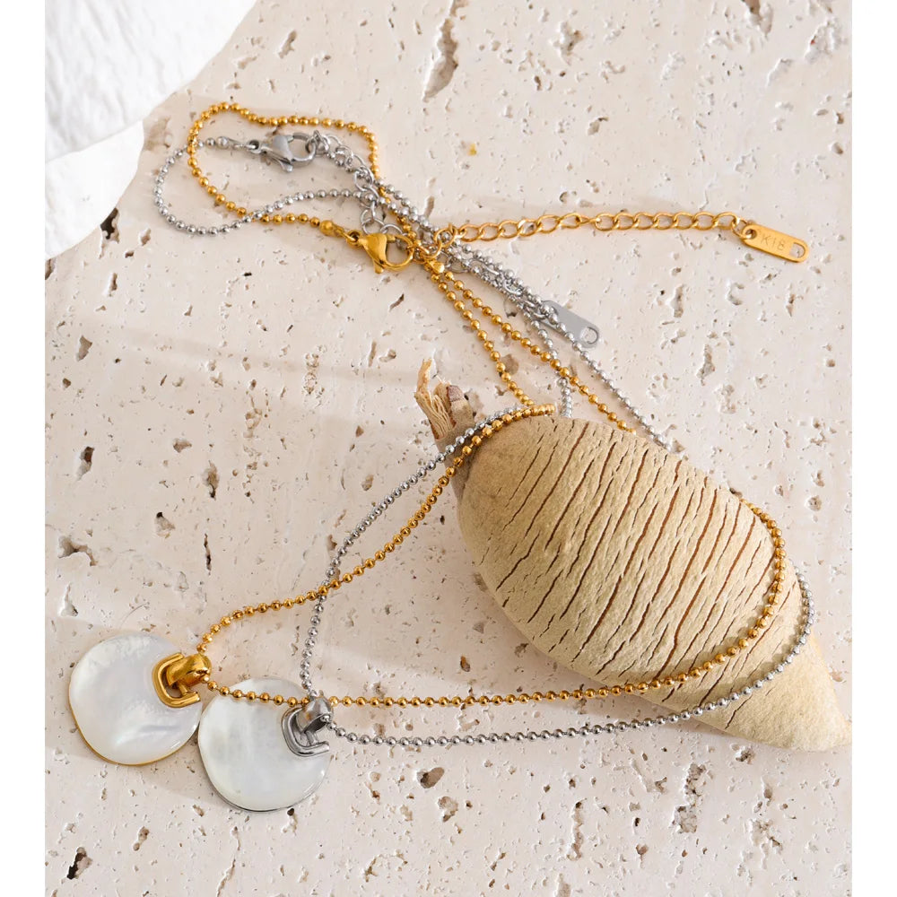 Shell geometric necklace in gold-plated stainless steel with shell.