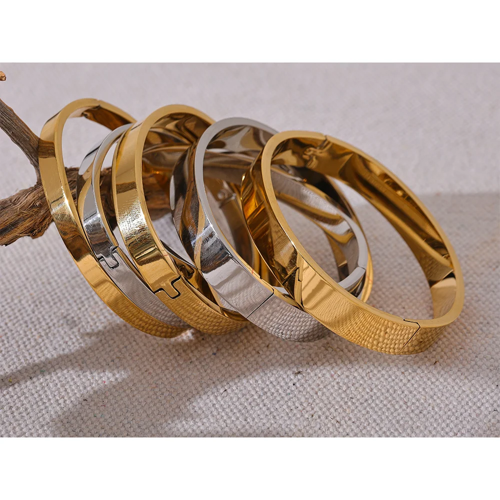 Geometric bracelet in gold-plated stainless steel.