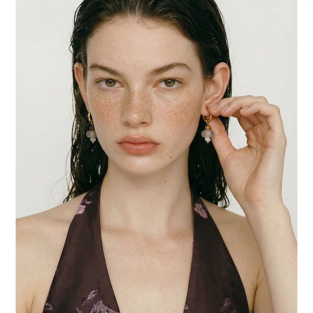 Natural stone geometric earrings in gold-plated stainless steel with natural stone.