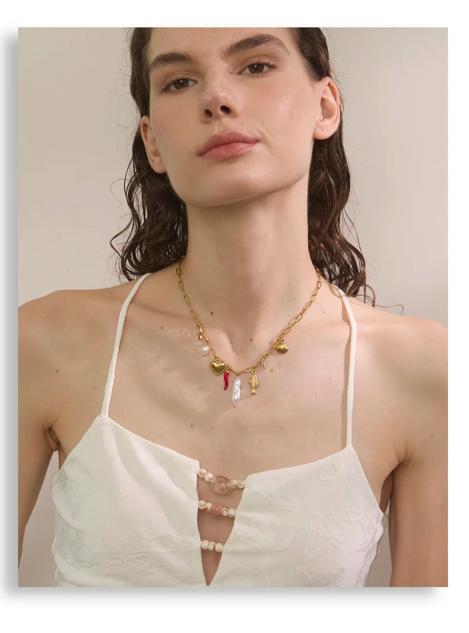 Pearl shell flower necklace in gold-plated stainless steel with pearl and shell.