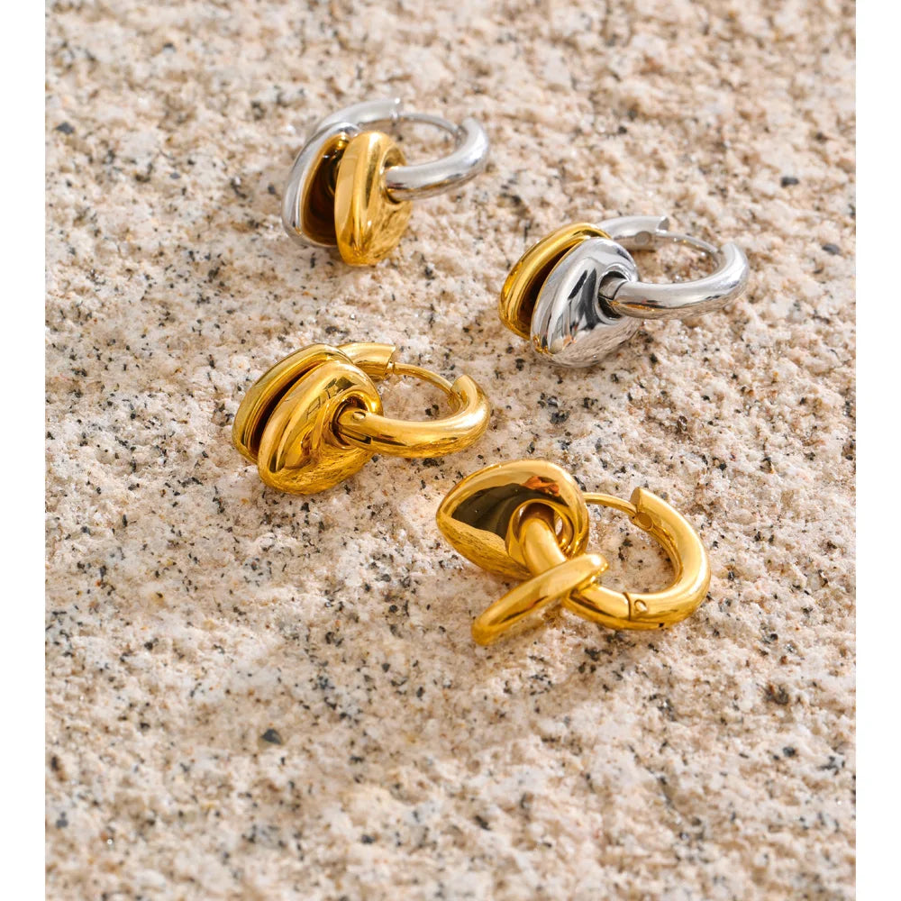 Heart geometric earrings in gold-plated stainless steel.