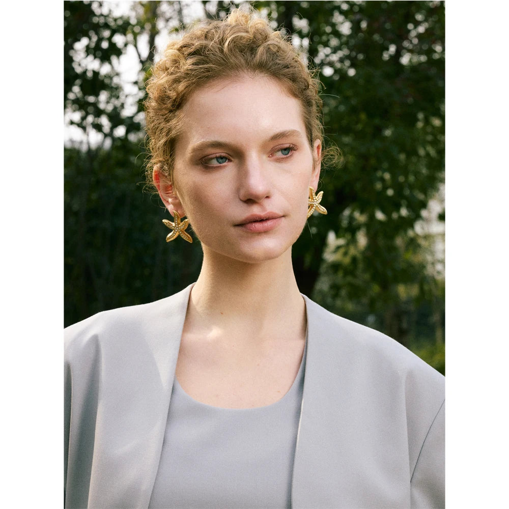Pearl star earrings in gold-plated stainless steel with pearl.