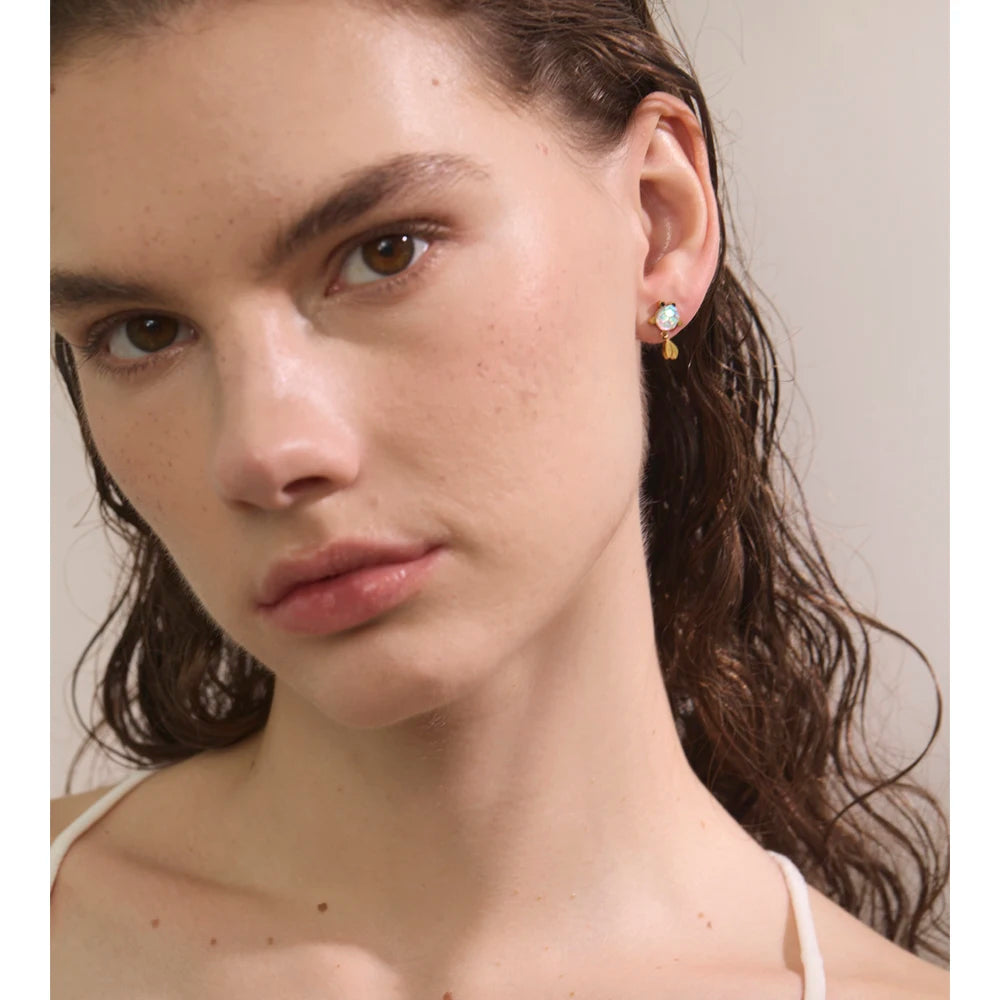 Resin multi-color geometric earrings in gold-plated stainless steel with resin.