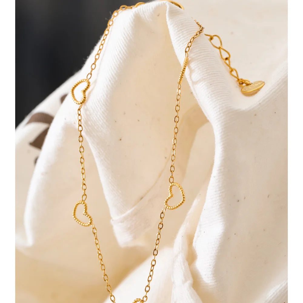 Heart geometric chain necklace in gold-plated stainless steel.