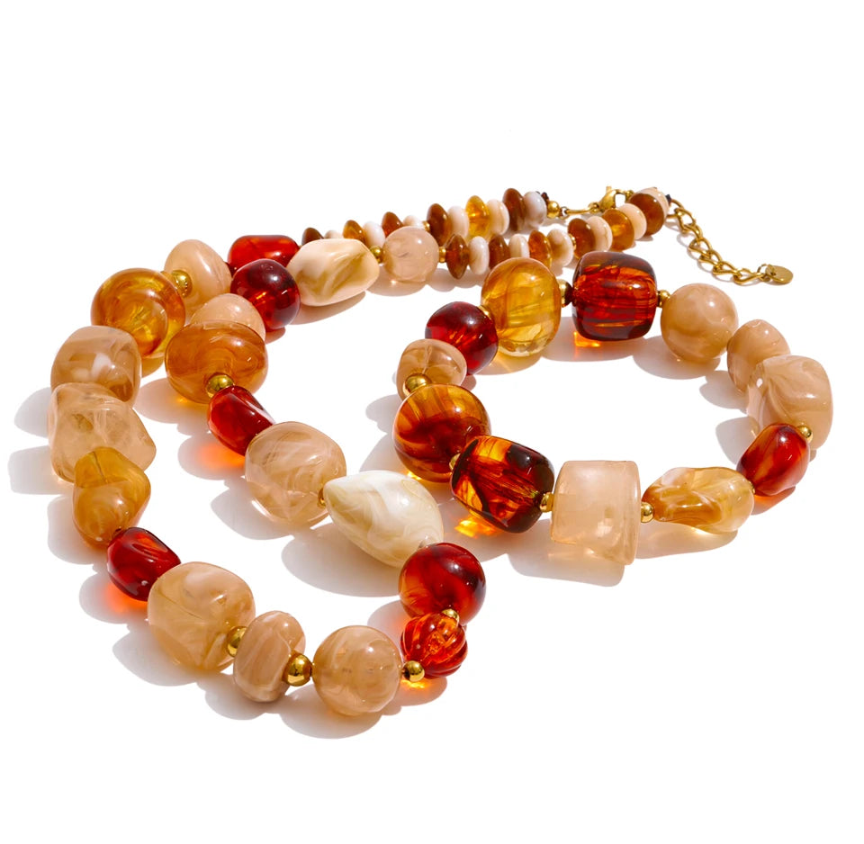Resin acrylic beaded necklace in gold-plated stainless steel with resin and acrylic.