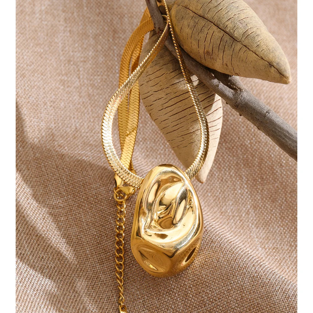 Hammered geometric necklace in gold-plated stainless steel.