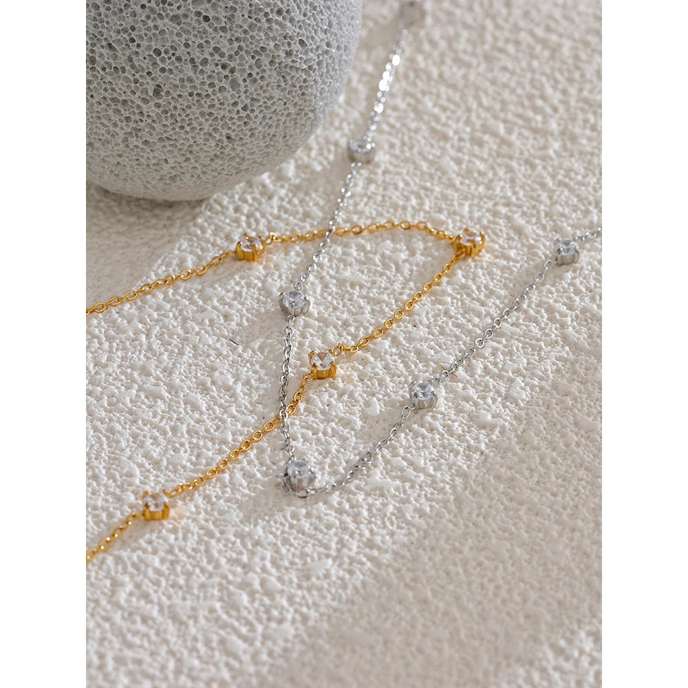 Cubic zirconia geometric necklace in gold-plated stainless steel with cubic zirconia.