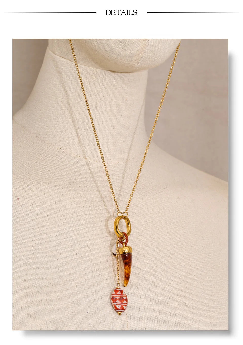 Resin geometric necklace in gold-plated stainless steel with resin.