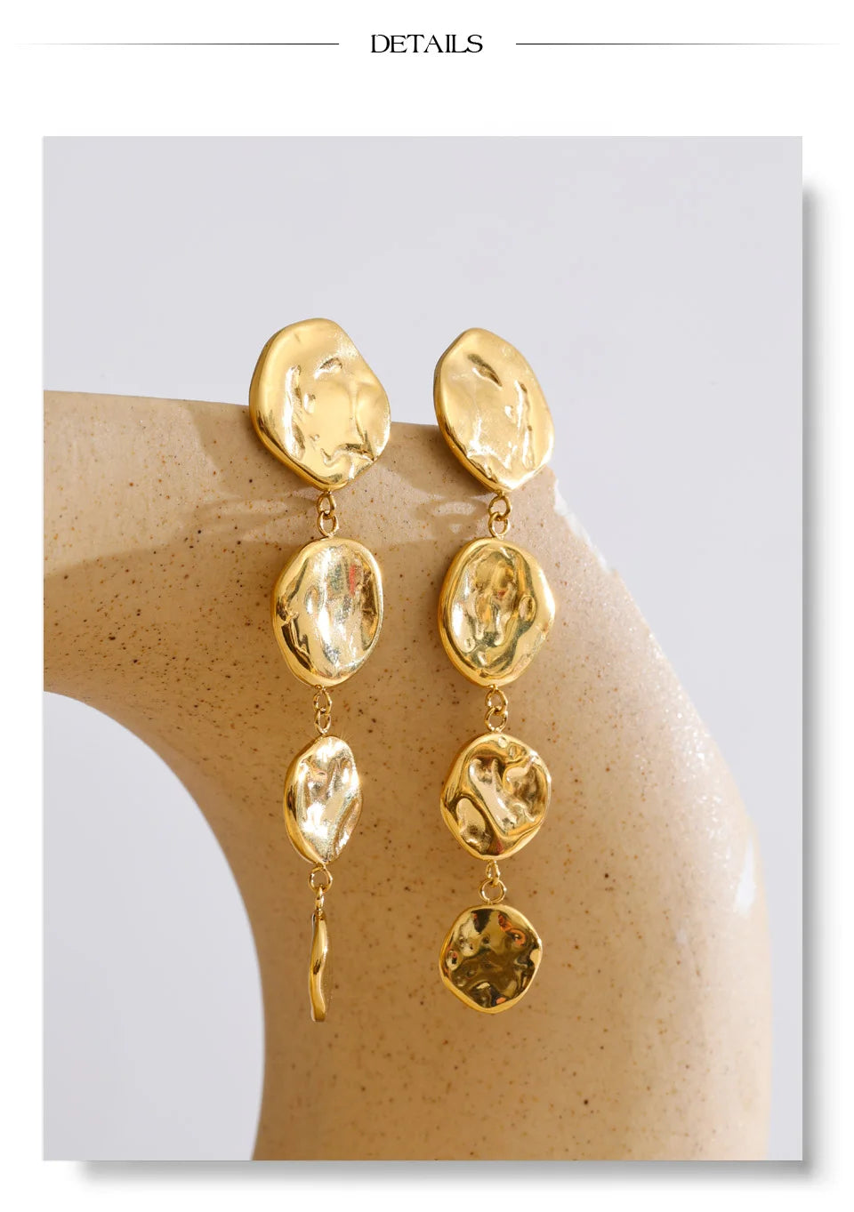 Geometric chain earrings in gold-plated stainless steel.