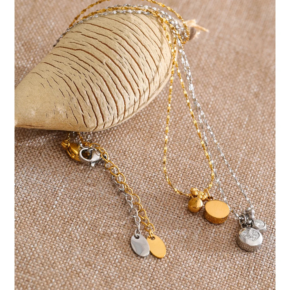 Cubic zirconia heart geometric necklace in gold-plated stainless steel with cubic zirconia.