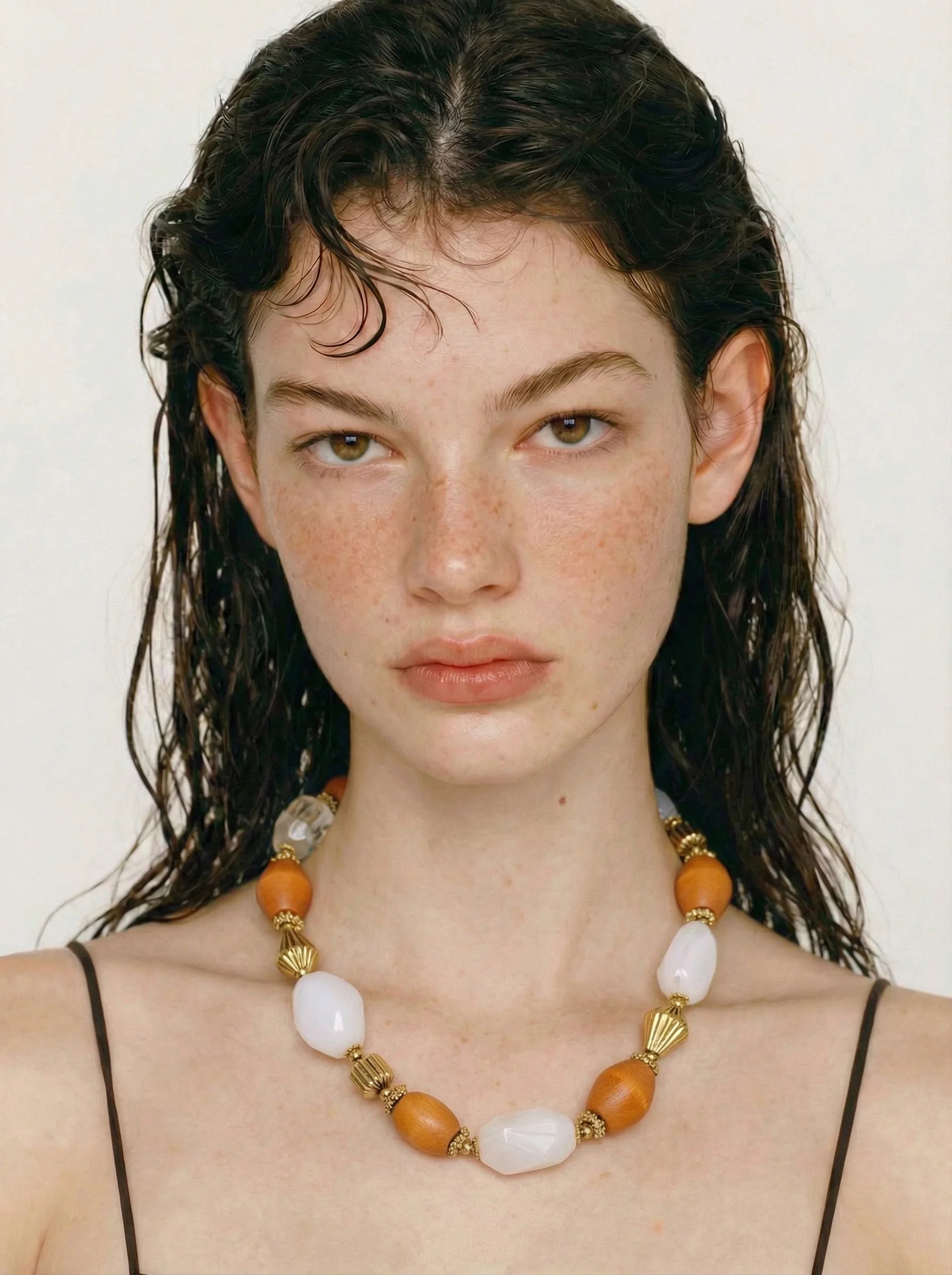 Resin beaded geometric necklace in gold-plated stainless steel with resin.