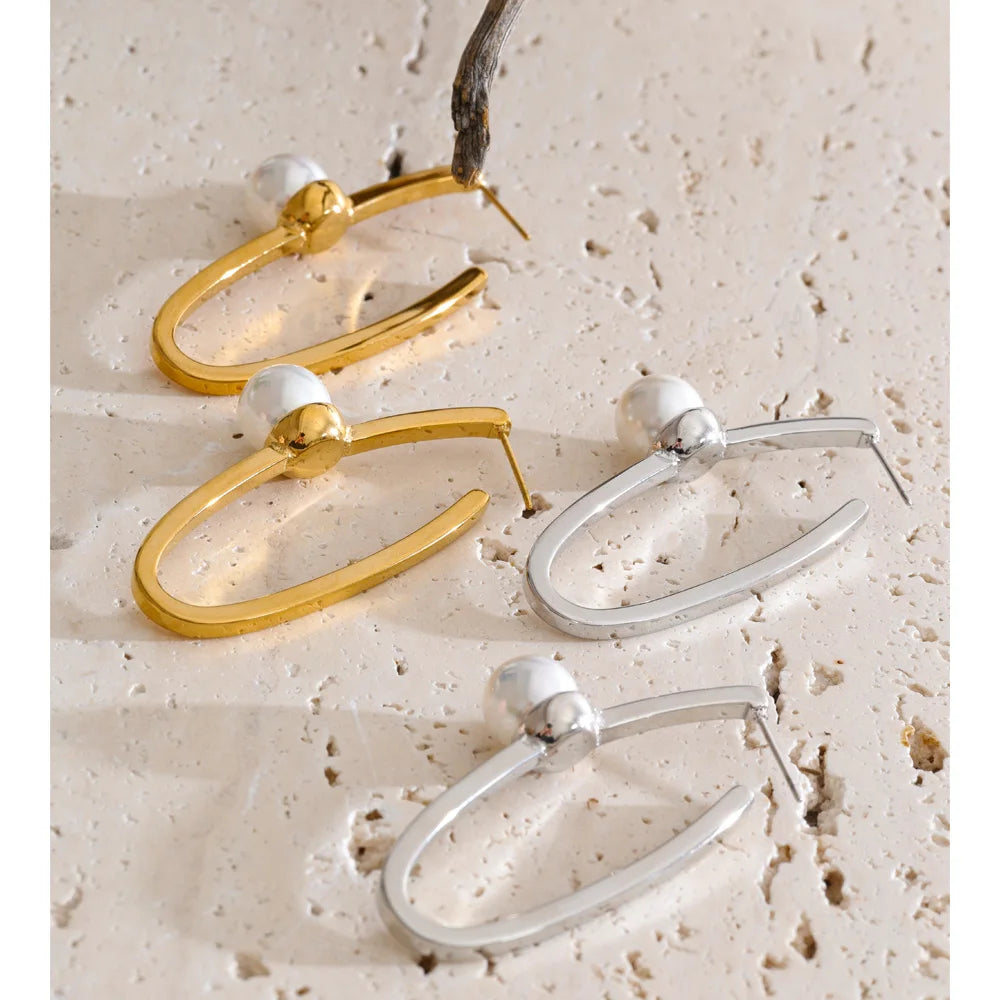 Pearl geometric earrings in gold-plated stainless steel with pearl.