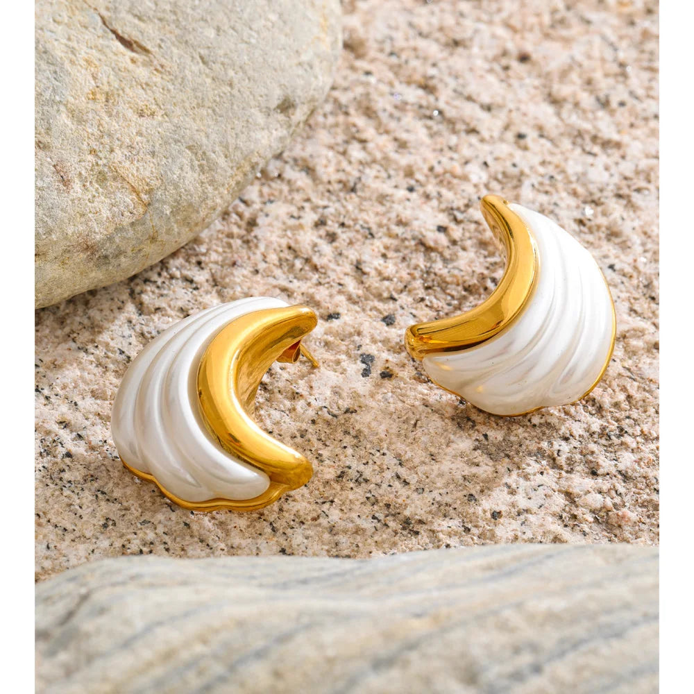 Pearl geometric earrings in gold-plated stainless steel with pearl.