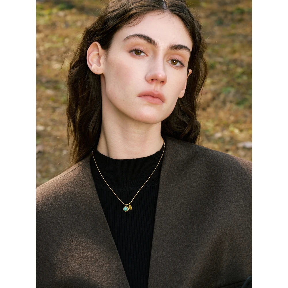 Natural stone geometric necklace in gold-plated stainless steel with natural stone.