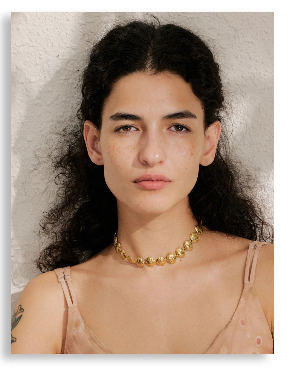 Shell hammered geometric necklace in gold-plated stainless steel with shell.