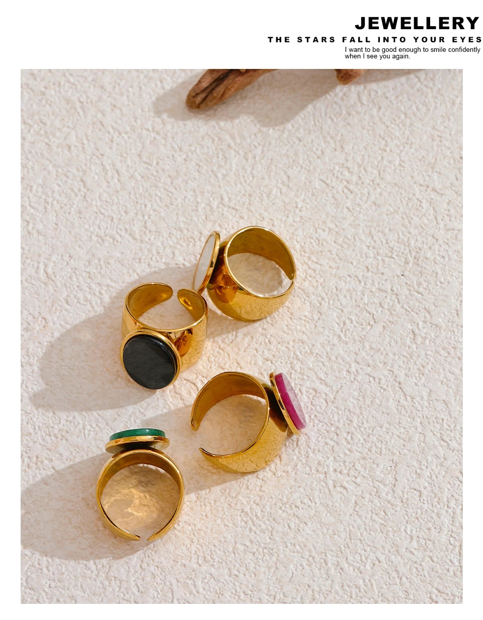 Natural stone geometric ring in gold-plated stainless steel with natural stone.