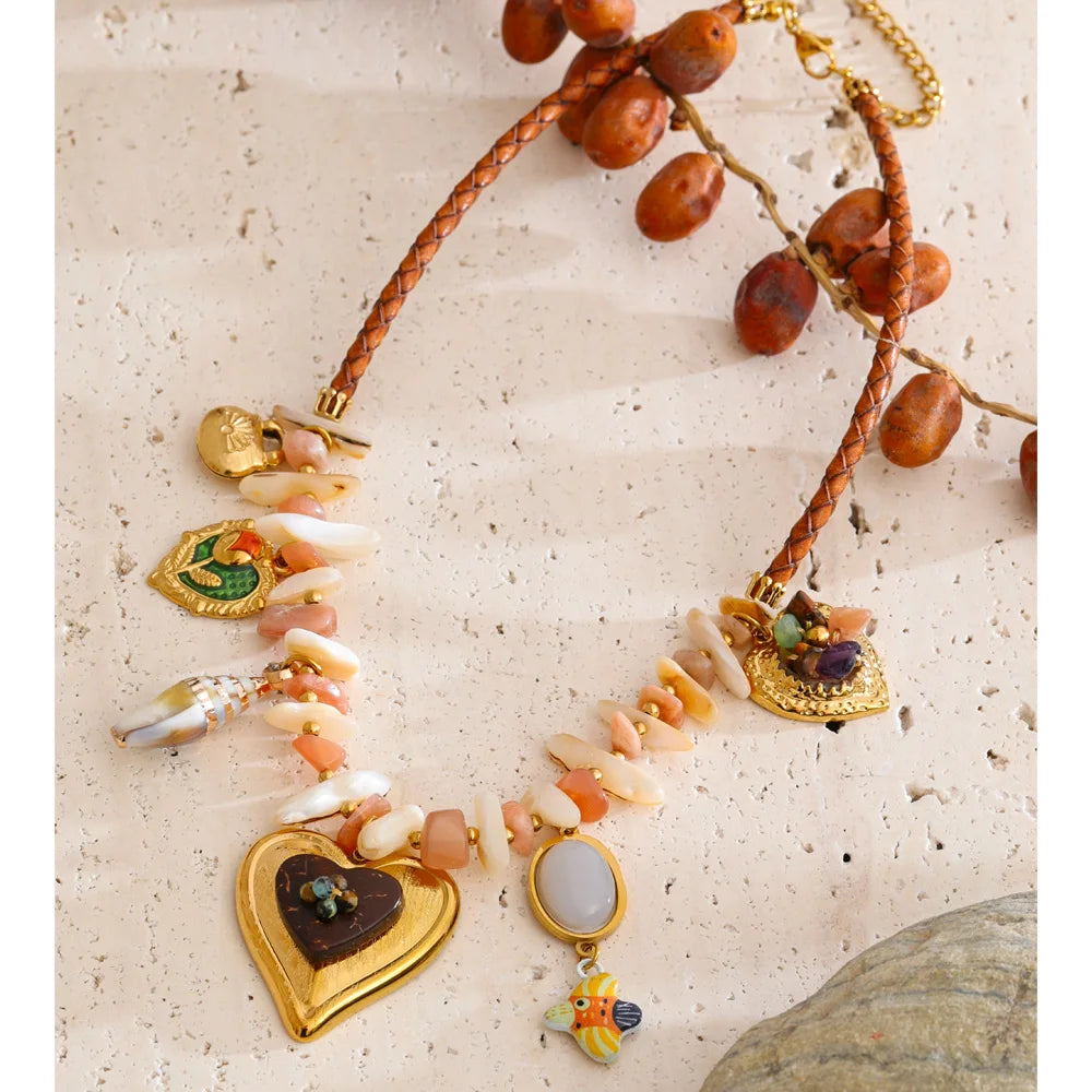 Shell heart flower necklace in gold-plated stainless steel with shell.