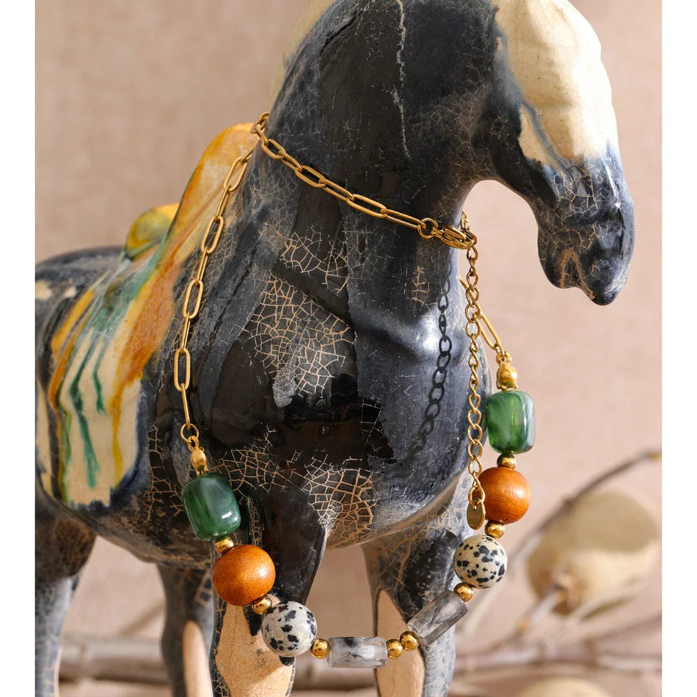 Resin natural stone beaded necklace in gold-plated stainless steel with natural stone and resin.