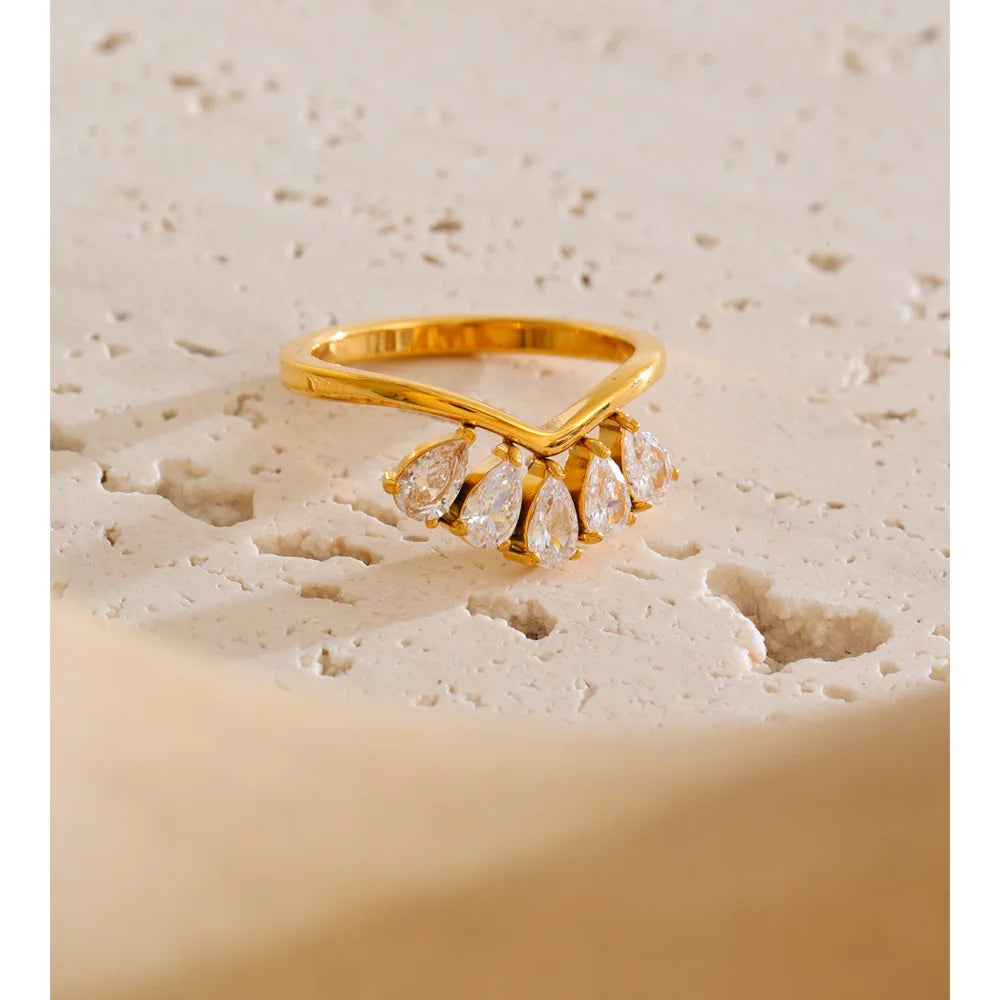 Cubic zirconia flower geometric ring in 18K gold-plated stainless steel with cubic zirconia.
