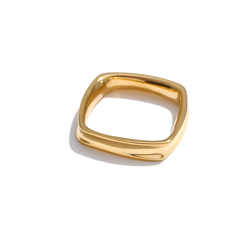Minimalist geometric ring in 18K gold-plated stainless steel.