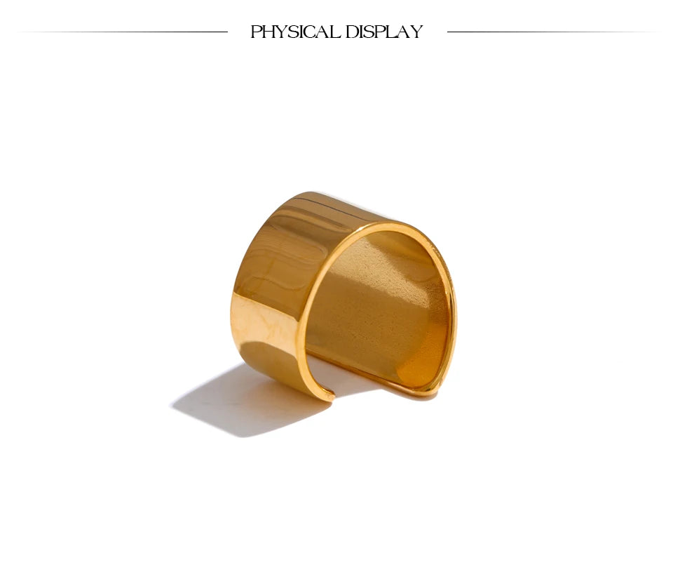 Minimalist geometric ring in 18K gold-plated stainless steel.